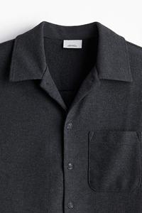 Jersey de manga corta con cuello en V texturizado de mezcla de poliéster y algodón de ajuste regular de marca personalizada ODM y OEM para hombre a precio justo - Product Image 3