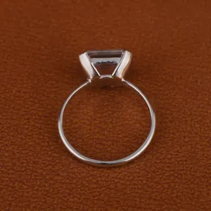 แหวนหมั้นเงินแท้ 925 ประดับมรกตทรงเหลี่ยม 4.0 กะรัต สไตล์ฮิปฮอปคลาสสิก ประดับเพชรโมอิสซาไนต์ ฝังแบบ Bezel พร้อมใบรับรอง IGI - Product Image 2