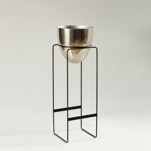 Jardinières en métal fabriquées à la main Designs suspendus à la mode exclusifs pour la décoration de balcon et de jardin élève l'espace de la maison - Product Image 1