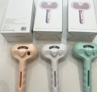 Brosse à vapeur autonettoyante pour le toilettage des poils d'animaux.