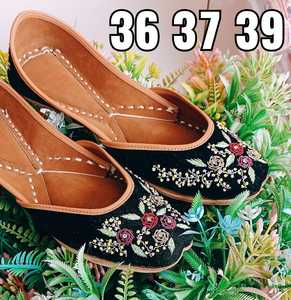 รองเท้าจุตติงานออกแบบสำหรับงานปาร์ตี้ สไตล์ชาติพันธุ์ รองเท้าจุตติปักลายหนัง คุณภาพดีที่สุด - Product Image 6