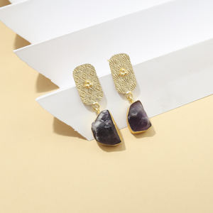 Pendientes de gotas de amatista de latón colgantes finos - Product Image 1