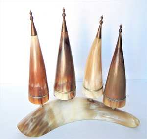 Ensemble de quatre verres à liqueur en corne de boisson de haute qualité avec support en corne Corne de viking Ensemble de 4 verres à liqueur avec support de l'Inde - Product Image 1