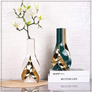 Florero moderno de metal con aspecto de cerámica con diseño de hoja dorada Centro de mesa decorativo elegante de estilo nórdico - Product Image 1