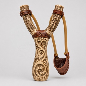 Slingshot artisanal avec bois de cerf, construction traditionnelle haut de gamme en bois de cerf naturel, prise en main confortable, camping en plein air - Product Image 1