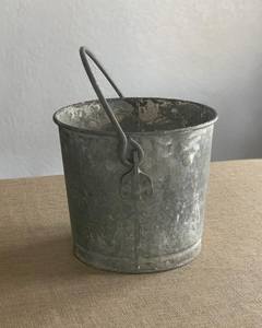 Jardinière rustique galvanisée décorative avec texture martelée et finition de ferme, parfaite pour les manteaux, les fenêtres et les lits de jardin - Product Image 3