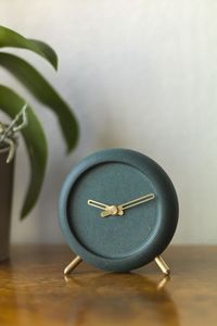 Reloj de Mesa Cuadrado de Metal Moderno, Minimalista, con Esfera Perforada, Diseño Escultural, Reloj de Escritorio Contemporáneo, Reloj Artístico para el Hogar - Product Image 2