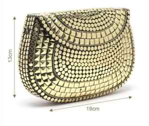 Bolso de mano de metal con logotipo personalizado para mujer, monedero con tachuelas doradas y correas de cadena, también personalizado para bolso de mano de mujer - Product Image 1