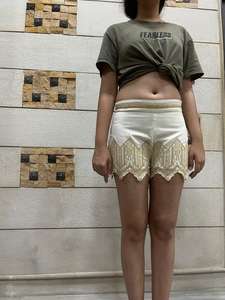 Femmes de haute qualité blanc coton été décontracté Shorts Vintage broderie taille élastique fermeture à volants décoration fabriqué en inde - Product Image 4