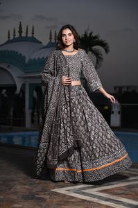 ชุดเลเฮนกาโชลีผ้าฝ้ายพิเศษพิมพ์ลายด้วยมือแบบดั้งเดิม พร้อมกระโปรงและผ้าคลุมไหล่ สำหรับงานปาร์ตี้และงานแต่งงาน - Product Image 5