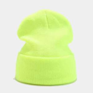 Bonnet en tricot personnalisé en acrylique de style nouveau avec broderie et texte personnalisé, épais, chaud, pour l'hiver et la plage, pour hommes et femmes - Product Image 1