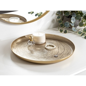 Plateau de service en bois brun rustique avec bords incurvés et poignées en laiton idéal pour servir des boissons et présenter des pièces décoratives - Product Image 6