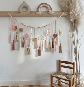 Suspension murale en macramé en forme de feuille de couleur pastel avec des détails en perles de bois pour une décoration intérieure élégante et une présentation de pièce élégante - Product Image 1