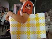 Nouveauté : Sac bohème coloré en raphia avec fermeture éclair, décorations de perles et chaînes, artisanat vietnamien