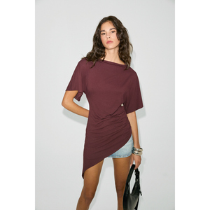 ETHIQUET AVELINE Blouse pour femme en tissu doux et extensible, à coupe asymétrique, à col bateau et à fronces latérales - Product Image 1