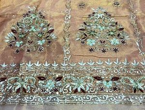 Costumes indiens de créateur modernes non cousus brodés à la main pour femmes pour les fêtes de style traditionnel - Product Image 2