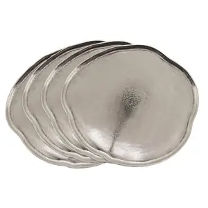 Organik şekil suplalar Set güzel gümüş ve şık yemek takımları ile yer ayarlarına şık ve rafine bir görünüm