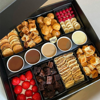 Vente en gros de gaufres crêpes gâteaux au fromage pâte à biscuits fraise aliments mélangés boîte à plateau avec compartiments boîte de pâturage personnalisée