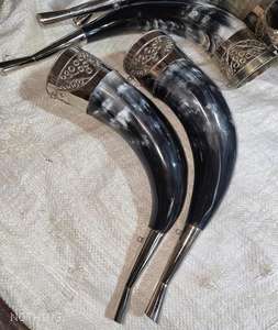 Cuerno Nórdico de Cuerno de Búfalo Natural con Moldura de Latón y Correas de Cadena de Acero, Acabado Pulido, Alta Calidad - Product Image 6