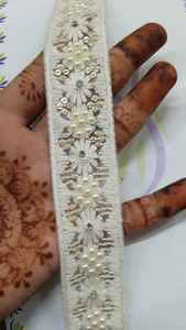 Hecho a medida en bordado floral de color blanco con perlas adjuntas para mejorar varias prendas en 1,75 pulgadas de ancho. - Product Image 6