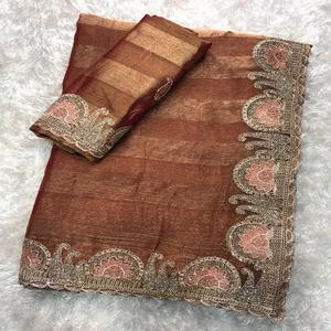 Sari en mousseline de soie Fandy avec broderie Zari, chemisier de soirée orné de diamants Savroski, anti-humidité et infroissable - Product Image 1