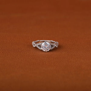 Anillo solitario de Plata de Ley 925 de mejor diseñador para mujer con diamante cultivado Leb original de corte brillante redondo mejorado - Product Image 1