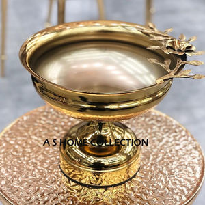 ชามตกแต่งโต๊ะสำหรับงานแต่งงานทำจากโลหะทองเหลืองทันสมัยวางกลางโต๊ะและจัดแสดงดอกไม้ - Product Image 1
