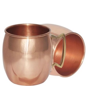 Taza de mula de cobre hecha a mano con acabado pulido y mango resistente, perfecta para servir bebidas clásicas de mula de Moscú - Product Image 2