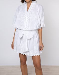 Robe d'été décontractée en mousseline de soie blanche brodée, col en V, taille cintrée, coupe ample, manches courtes, mini-robe - Product Image 5