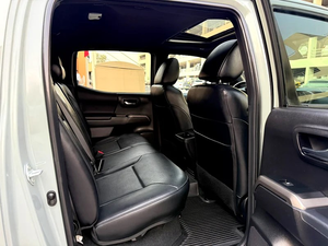 Camioneta Todoterreno 4x4 de Alta Distancia al Suelo, Usada, Doble Cabina, Vehículo Utilitario, Caja de Cambios Automática, Volante a la Izquierda, Interior Oscuro - Product Image 3