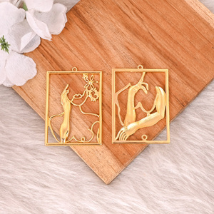Vente en gros Lot de 25 paires de boucles d'oreilles élégantes en laiton plaqué or design main humaine bijoux à la mode pour femmes pour les mariages - Product Image 4
