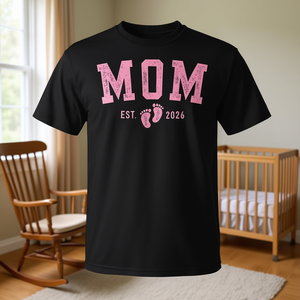 T-shirt Promozionale 2026 per Mamme Prima Esperienza con il Neonato - Design Piedini Rosa - Maglietta per Neomamme - Product Image 3