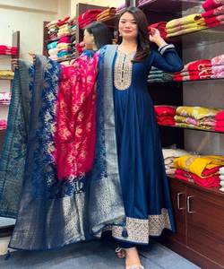 ชุดเดรสงานเลี้ยงหรูหราพร้อมผ้าคลุมไหล่ ดีไซน์แบบชาติพันธุ์ สำหรับงานแต่งงานและงานเฉลิมฉลอง ชุดเดรสสไตล์อนาร์กาลี - Product Image 4