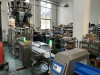 Machine d'emballage multifonctionnelle pour les collations, les chips de pommes de terre, les noix, les chips de banane et les fruits secs, machine d'emballage de pesage et de remplissage