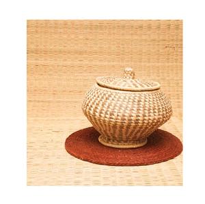 Panier d'herbe Sabai fait à la main avec tissage rustique naturel durable pour l'organisation de stockage décoratif et les intérieurs de maison durables - Product Image 3