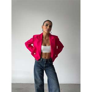 Veste courte printanière fuchsia avec détail de boutons perlés accrocheurs au dos - Product Image 5