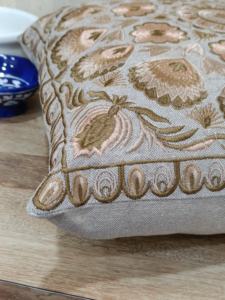 Tendance 100% coton tournesol broderie taie d'oreiller traditionnel marron avant et arrière solide pour une utilisation décorative à la maison - Product Image 5