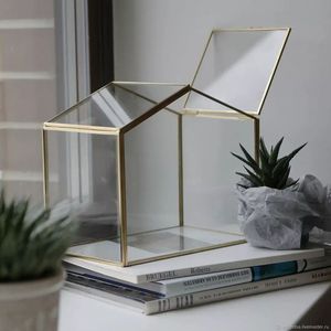 Terrarium en métal, pièce maîtresse élégante d'aspect rustique vintage, idéale pour exposer de petites plantes dans un décor d'espaces de vie - Product Image 6