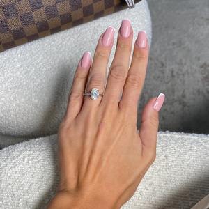 แหวนเพชรทรงรี 2.10 กะรัต เพาะเลี้ยงในห้องปฏิบัติการ ดีไซน์หรูหราสำหรับงานหมั้น ทองคำขาว 18k ประดับเพชรเม็ดเดี่ยวแบบ Cathedral พร้อมวงแหวนซ่อนรอบเพชร ได้รับการรับรองจาก IGI - Product Image 2