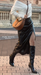 กระเป๋าหนังแท้ทำมือจากอิตาลี รูปทรงพระจันทร์เสี้ยว สะพายไหล่และสะพายข้าง พร้อมสายสะพายคู่ - Product Image 4