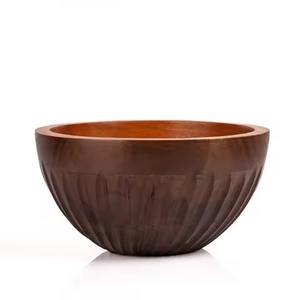 Cuenco de madera oscura de moda con detalles texturizados, acento perfecto para mesa de comedor, decoración de cocina y espacios de vida modernos - Product Image 1
