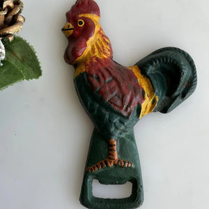 Ouvre-bouteille en fonte rustique robuste avec finition antique parfait pour les cuisines extérieures de restaurants et les intérieurs de ferme - Product Image 1