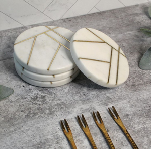 Sous-verres hexagonaux en marbre gris, présentés dans un élégant support incurvé en pierre pour un rangement facile. Disponible à prix de gros. - Product Image 5