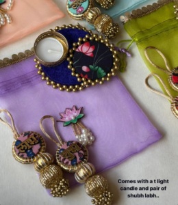 Ensemble cadeau festif économique avec porte-lampe à thé shubh labh paire suspendue et potli en organza de lotus parfait pour toutes les occasions - Product Image 1