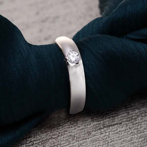 Anillo Ajustable CLARA Clásico de Plata de Ley 925 con Baño de Rodio, Patrón Geométrico con Diamante, Regalo para Mujeres y Niñas - Product Image 2