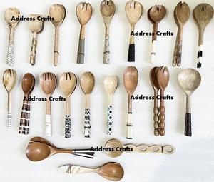 Cuchara de servidor de ensalada de madera de alta calidad hecha a mano india con mango de resina blanca y negra para uso doméstico en hoteles o restaurantes - Product Image 6