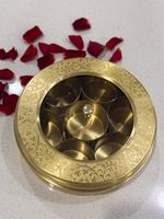 Masala dabba en laiton sculpté à la main avec un design complexe pour le stockage des épices de qualité supérieure et la décoration de la cuisine avec une touche ethnique