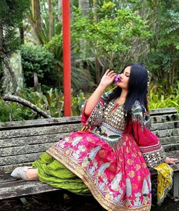 Vestido tradicional afgano Kuchi en rosa y verde con trabajo de espejo bordado pesado y detalles hechos a mano perfectos - Product Image 6