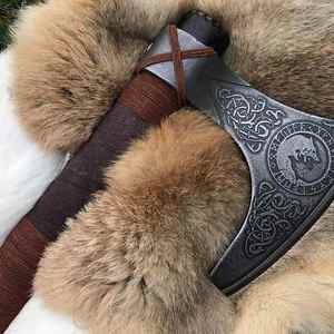 Hache de survie multi-usage artisanale en acier industriel à haute teneur en carbone, manche en bois naturel, cuir - Product Image 6