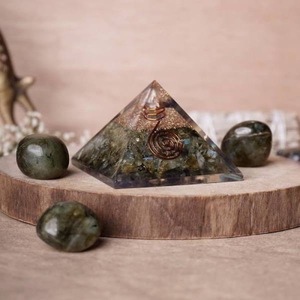 Pyramide d'Orgone Dynamique MOP01 en Copeaux de Cristal Naturel Faits à la Main, Labradorite, Protection EMF, Pierre de Guérison en Cuivre, Noël - Product Image 1